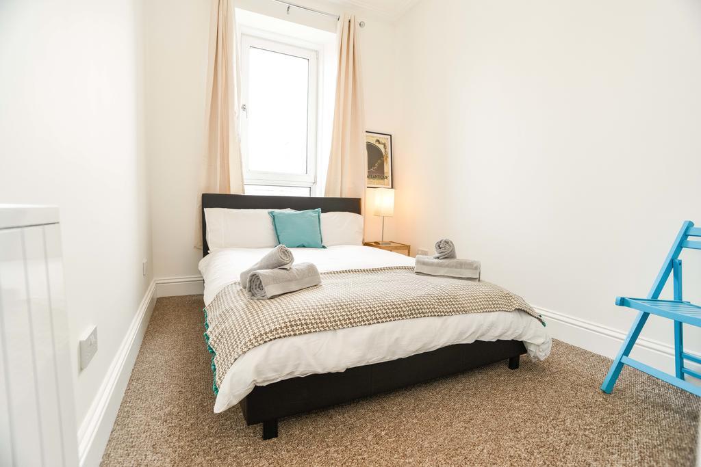 Modern Central Apartment Aberdeen Room photo